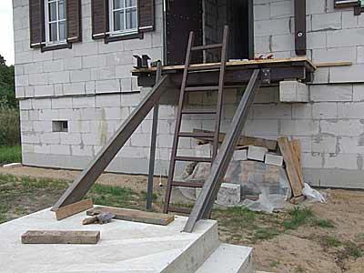 Portieră din beton, metal și lemn