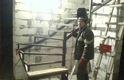 Portieră din beton, metal și lemn (metal cu mâinile lor) Portieră din beton, metal și lemn