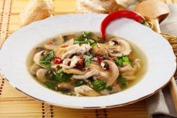 Курячий суп з грибами