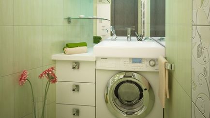 Mica mașină de spălat în designul interior al băii