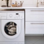 Mica mașină de spălat în designul interior al băii
