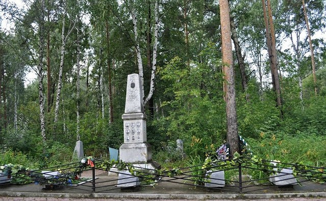 Cimitirul Sf. Mihail, Biserica Ekaterinburg, site cum se ajunge