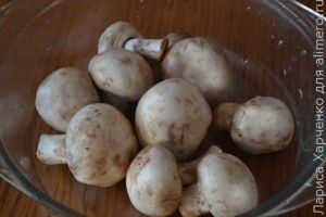 Cartofi tineri cu ciuperci și smântână