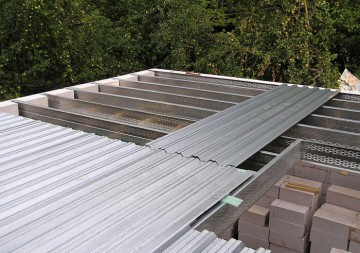Монтаж профлиста на дах основні етапи проведення робіт і необхідні нюанси