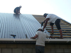 Монтаж профлиста на дах основні етапи проведення робіт і необхідні нюанси