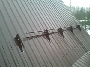 Montarea foii profilate pe acoperiș, etapele principale ale lucrării și nuanțele necesare
