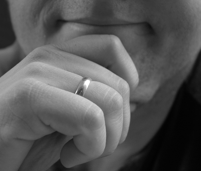 Soțul și inelul de logodnă inel, soțul nu poartă un inel, după moartea soțului ei