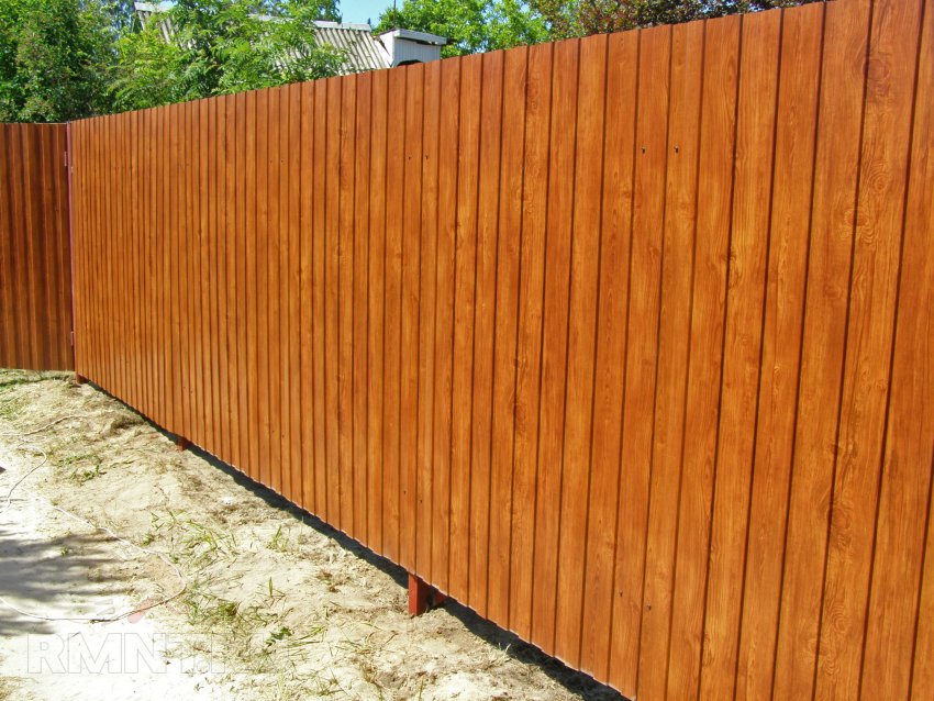 Garduri neobișnuite realizate din carton ondulat - imită materiale naturale