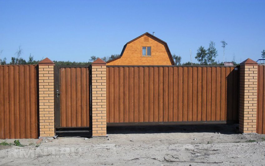 Garduri neobișnuite realizate din carton ondulat - imită materiale naturale