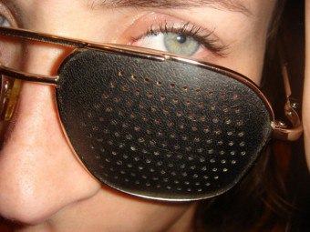 Окуляри з дірочками - вірне рішення проблем із зором