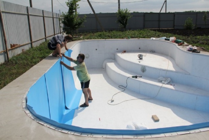 Decorarea piscinei la cabana fotografie