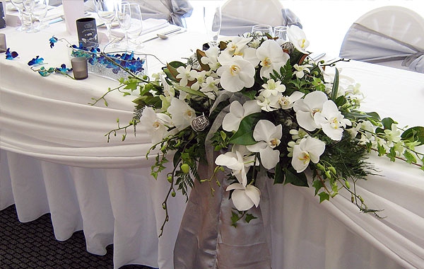 esküvői dekoráció, friss virágok, a felkészülés az esemény