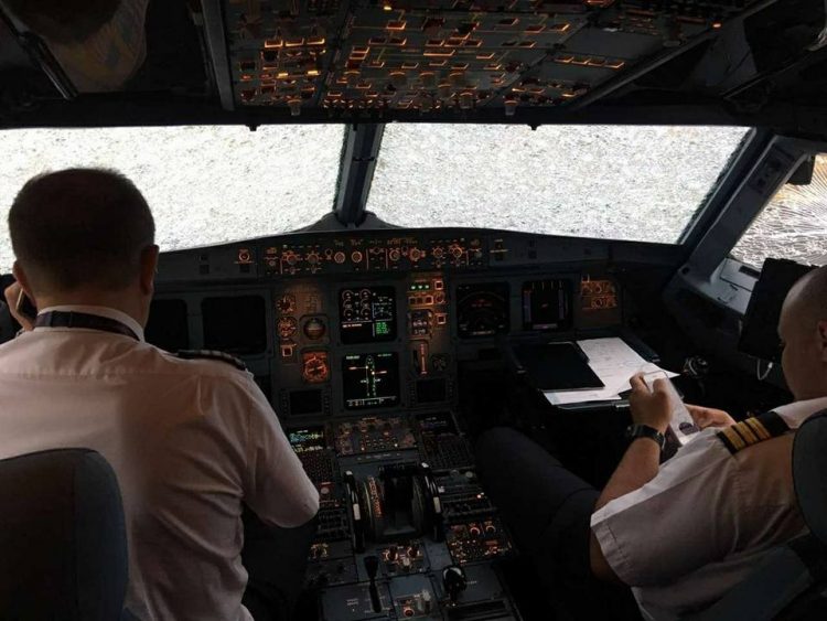 El nu va sta! Avionul de la Istanbul a ajuns sub grindină la decolare și a aterizat cu un nas spart
