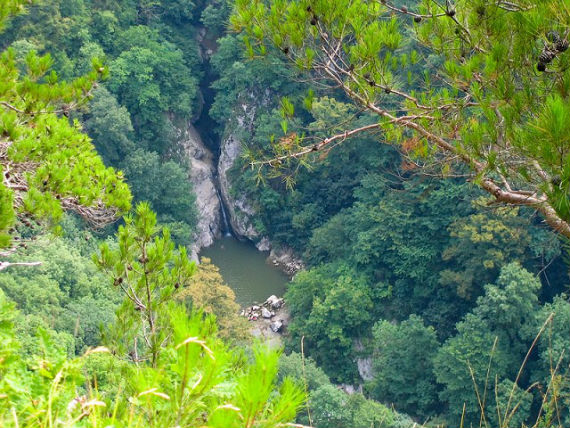 Орлині (білі) скелі в сочи, Агурскіе водоспади