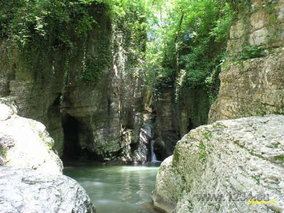 Орлині (білі) скелі в сочи, Агурскіе водоспади