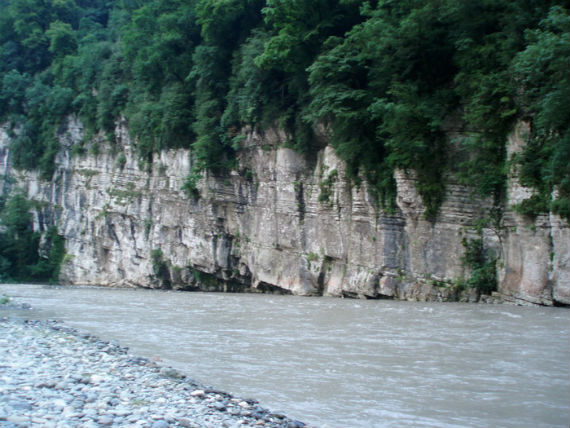 Eagle (alb) roci în Sochi, cascade Agur