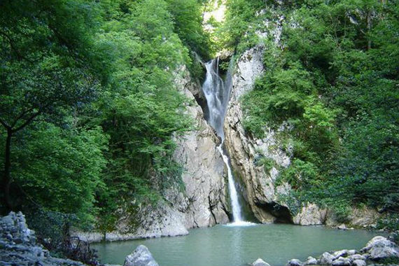Орлині (білі) скелі в сочи, Агурскіе водоспади