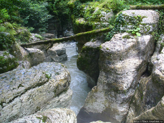 Орлині (білі) скелі в сочи, Агурскіе водоспади