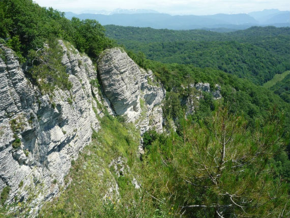 Eagle (alb) roci în Sochi, cascade Agur