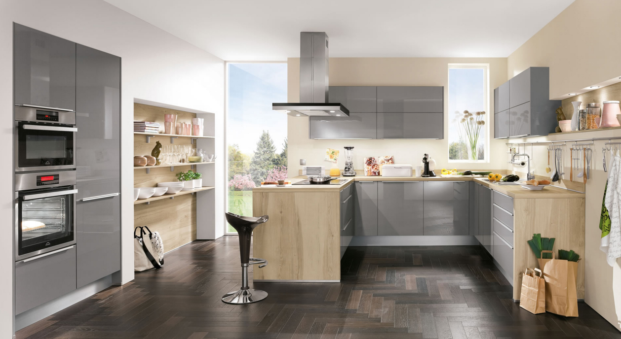 Nuanțe de culori albe și metalice (gri) în interiorul bucătăriei chiar și perdele sunt importante
