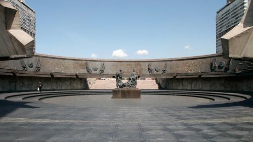Пам'ятник «розірване кільце» на березі Ладозького озера