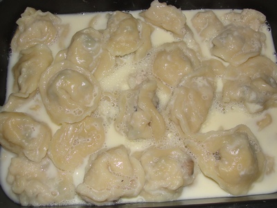 Pelmeni cu pui coapte cu brânză