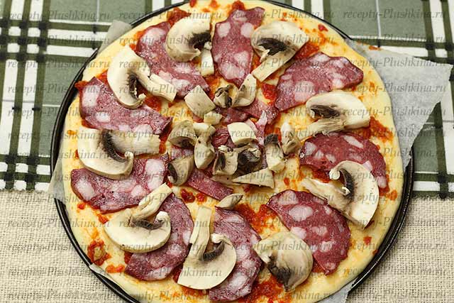 Pizza cu roșii de cârnați și brânză - rețetă cu fotografie