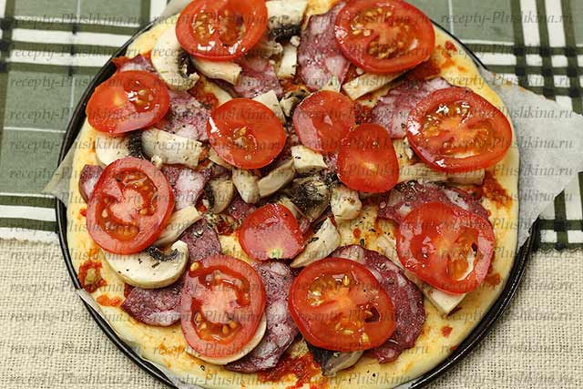 Піца з ковбасою помідорами і сиром - рецепт з фото