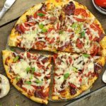 Піца з ковбасою помідорами і сиром - рецепт з фото