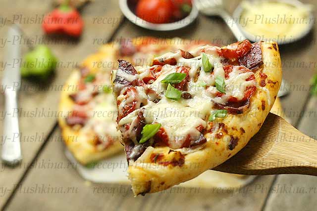 Pizza cu roșii de cârnați și brânză - rețetă cu fotografie