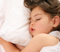 Miért olyan személy alszik egy ölelés egy párnával