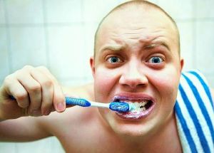 De ce după o curățare igienică a unui dinți și a unui dinți de piatră a rănit ajutor