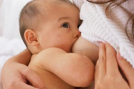 Чому дитина довго їсть грудне молоко