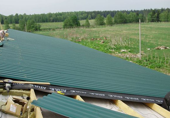 Reguli pentru instalarea plăcii ondulate pentru acoperișuri