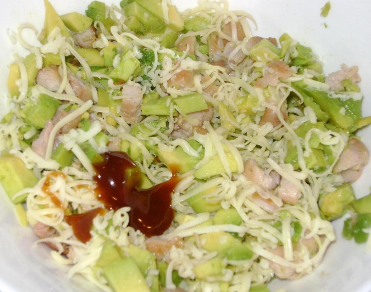 Salata simpla cu avocado, cu pui si branza, o reteta simpla - retete simple