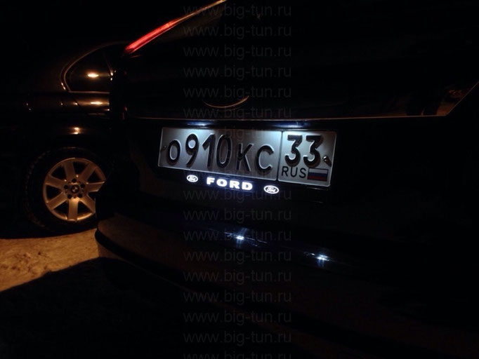 Rama sub plăcuța de identificare este individuală - cadrele auto pentru numărul cu inscripția și logo-ul cu iluminare din spate