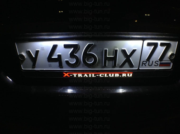 Rama sub plăcuța de identificare este individuală - cadrele auto pentru numărul cu inscripția și logo-ul cu iluminare din spate