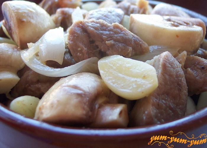 Рецепт тушкованою баранини з грибами і картоплею в горщиках