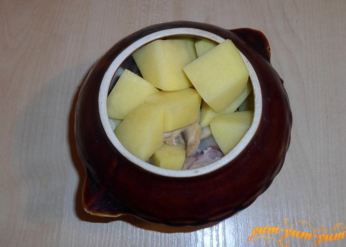 Рецепт тушкованою баранини з грибами і картоплею в горщиках