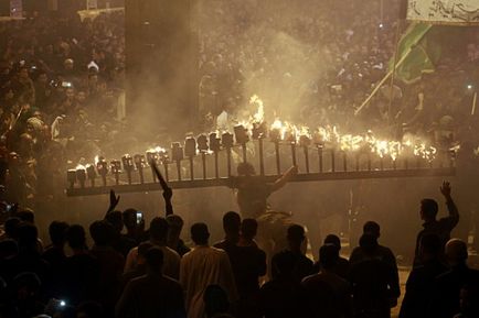 Ru ashura 2014 síita muzulmánok kínozza magát kardok, láncok és kések (2014) Ru 2014 Ashura síita muzulmánok kínozza magát kardok, láncok és kések