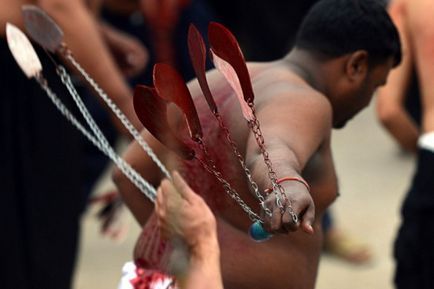 Ru șahiri musulmani Ru ashura 2014 se torturează cu săbii, lanțuri și cuțite