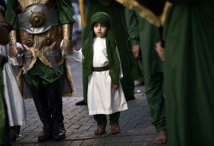 Ru ашура 2014 мусульмани-шиїти катують себе мечами, ланцюгами і ножами