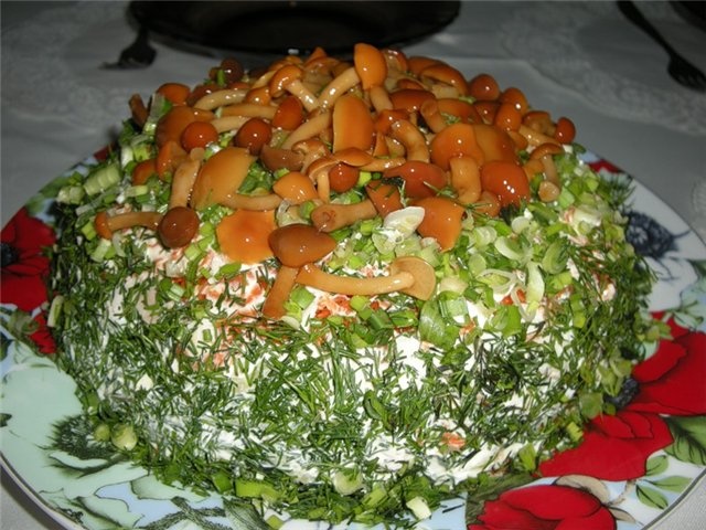 Салат грибна поляна з шинкою і опеньками з фото