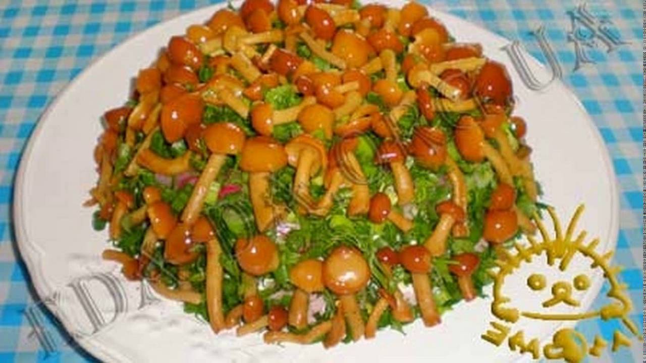 Салат грибна поляна з шинкою і опеньками з фото