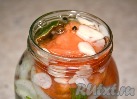 Салат з помідорів з цибулею на зиму - рецепт з фото