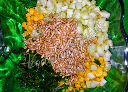 Salata - floarea-soarelui - rețetă slabă cu semințe de floarea-soarelui, porumb și castraveți (vegetarieni)