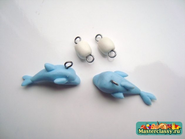Cercei din delfinii din plastic