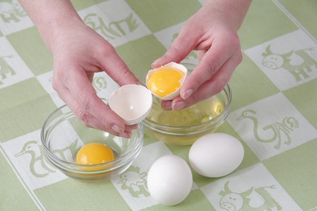 Ouăle crude beneficiază și dăunează bărbaților