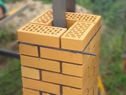 Cât de multe cărămizi sunt necesare pe un stâlp pentru un gard?