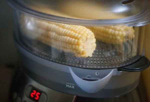 Скільки варити кукурудзу в пароварці, якщо вона в зернах або в качанах